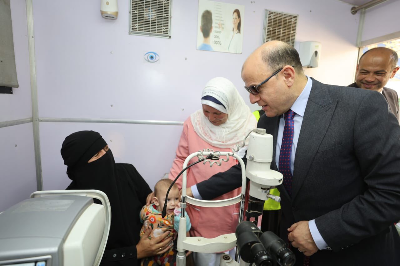 اجراء الكشف الطبي على طفل اجراء الكشف الطبي على طفل