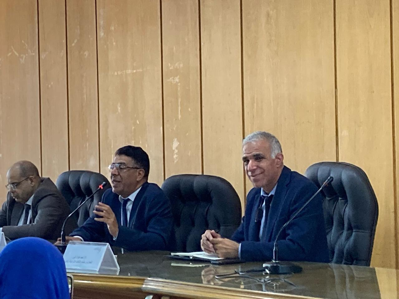 المحاضرون في الندوة