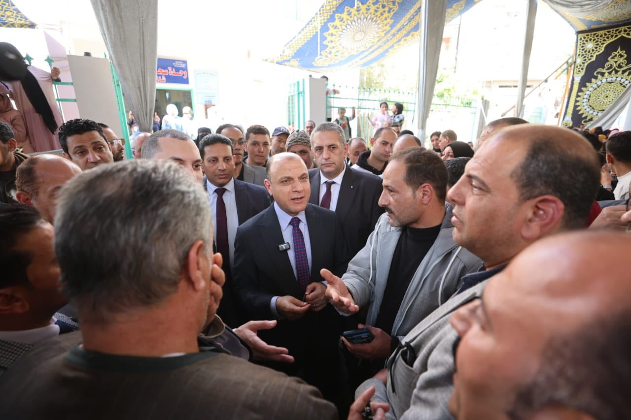 محافظ كفر الشيخ يلتقي بالمواطنين محافظ كفر الشيخ يلتقي بالمواطنين