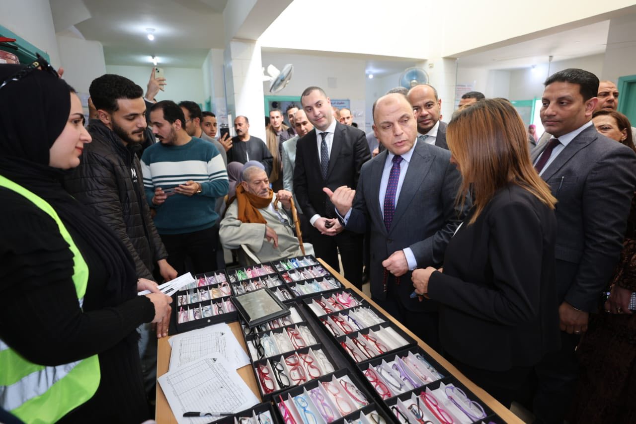 محافظ كفر الشيخ يتفقد القافلة الطبية محافظ كفر الشيخ يتفقد القافلة الطبية