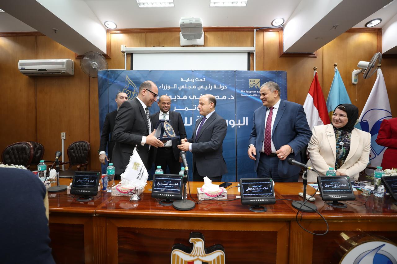 جانب من التكريم جانب من التكريم