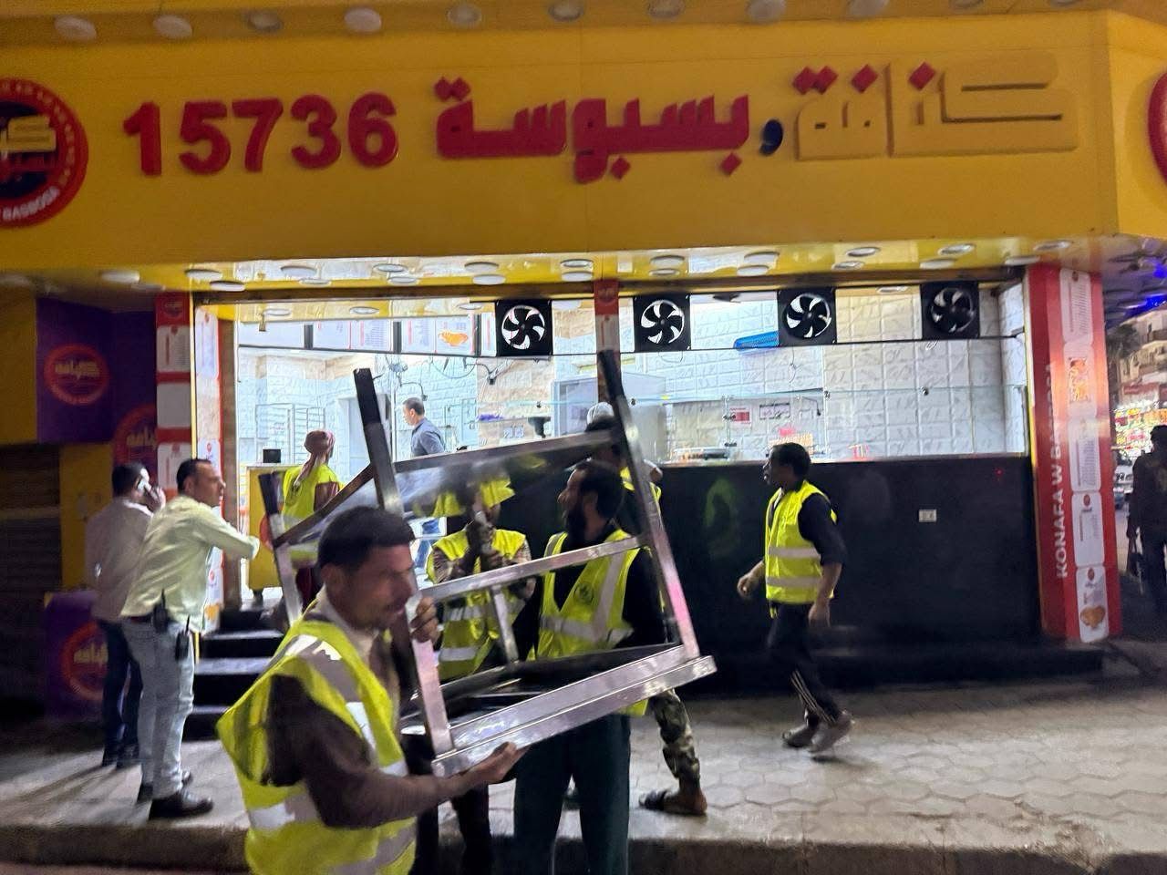 غلق محال المخالفة فى شارع فيصل غلق محال المخالفة فى شارع فيصل