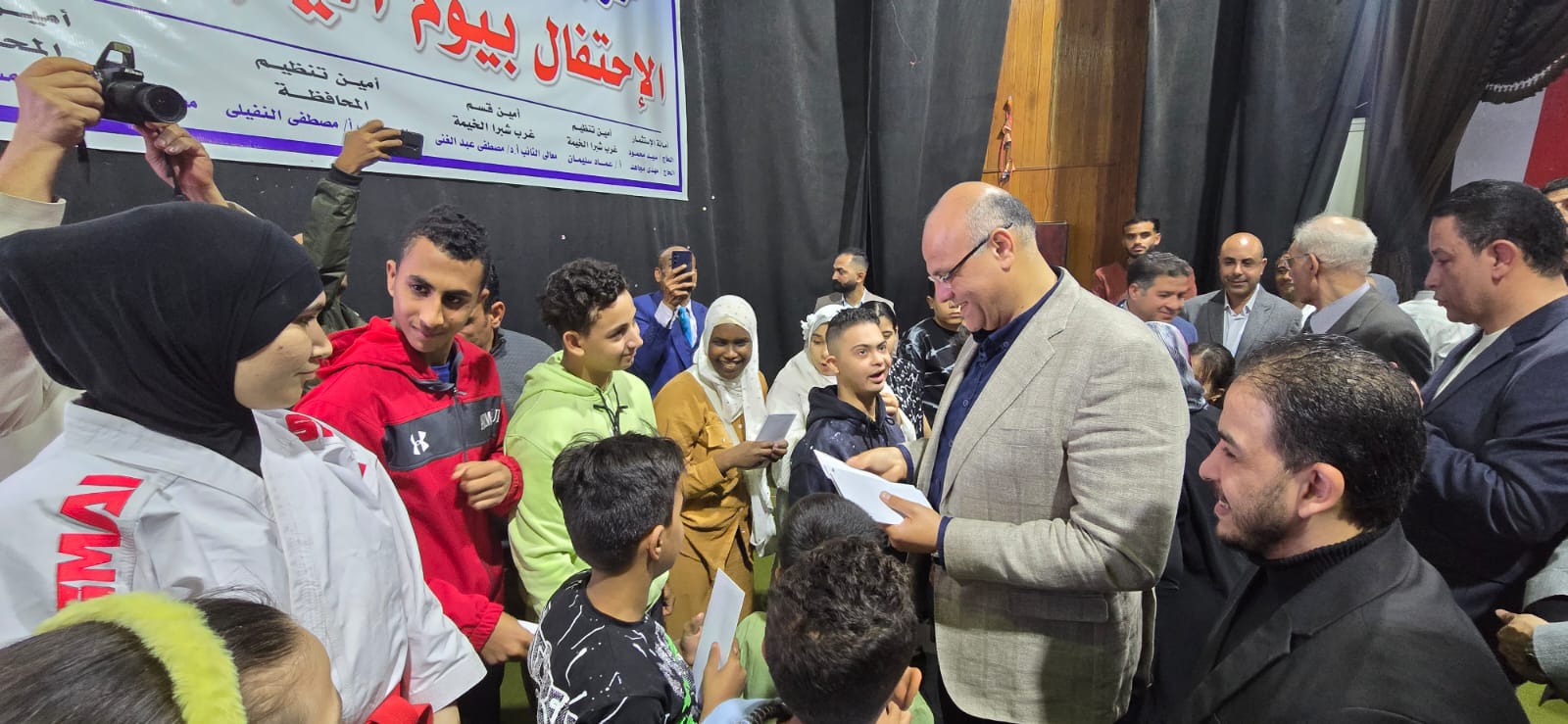 جانب من حضور المحافظ الاحتفالية (4)