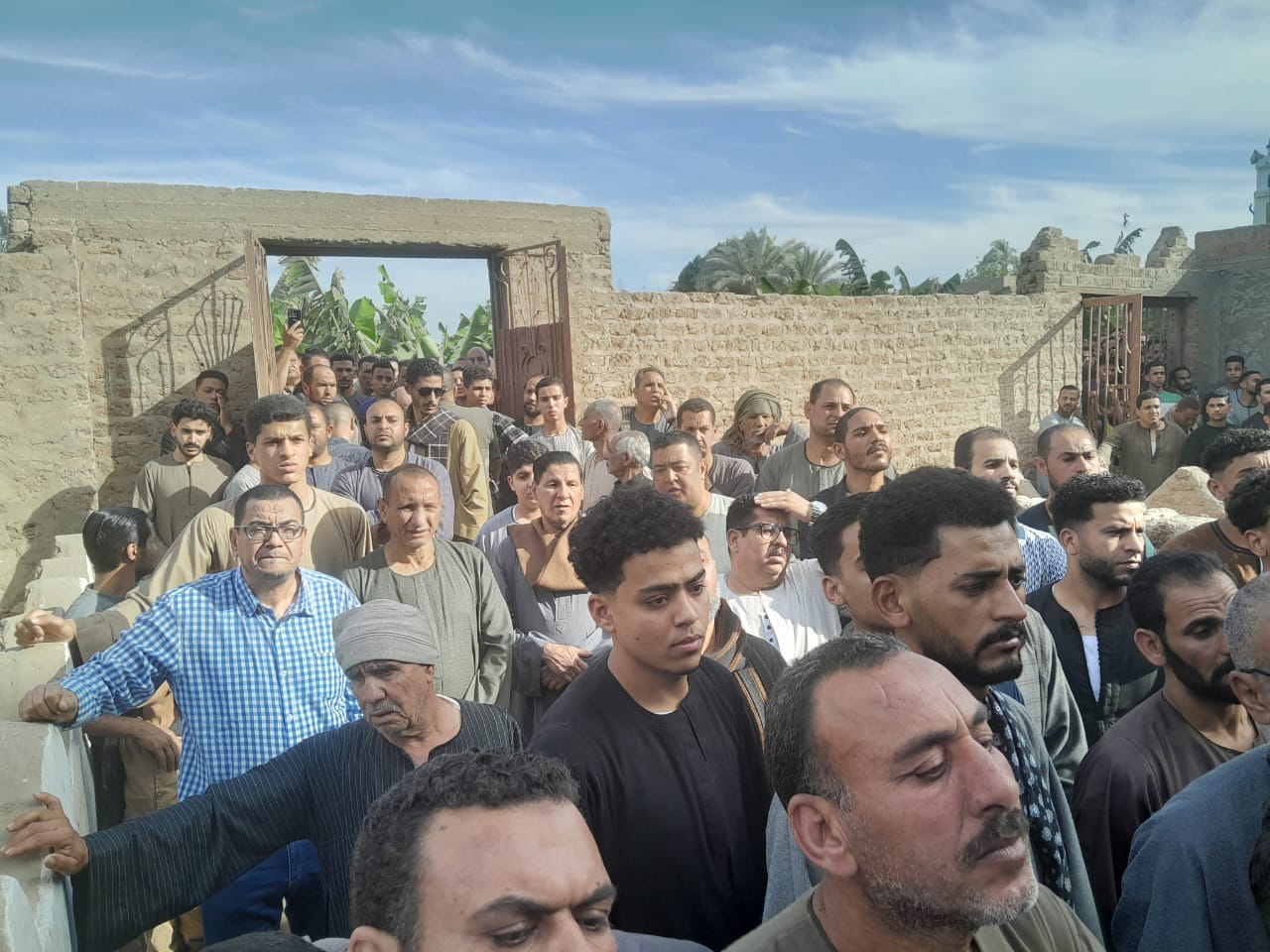جانب من الدفن جانب من الدفن