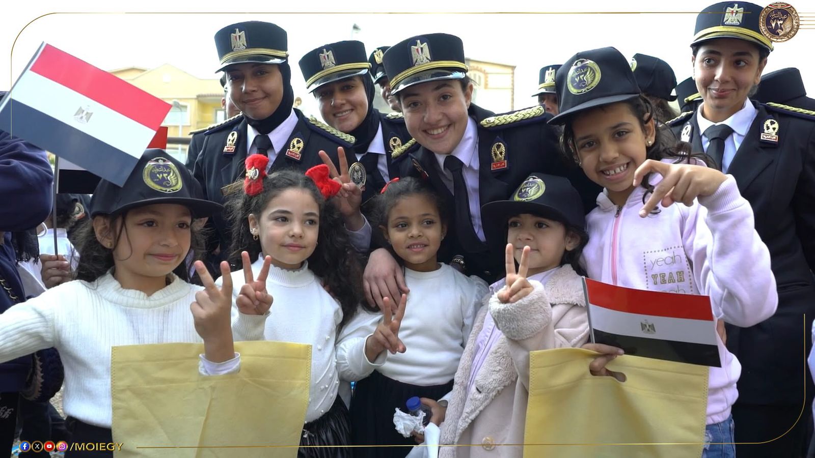 ضابطات الشرطة مع الأطفال