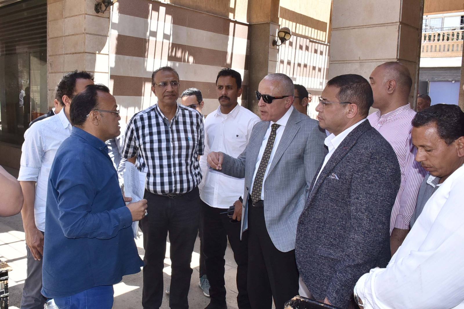 محافظة الأقصر يتفقد سوق مرحبا لبحث شكاوى أصحاب البازارات محافظة الأقصر يتفقد سوق مرحبا لبحث شكاوى أصحاب البازارات