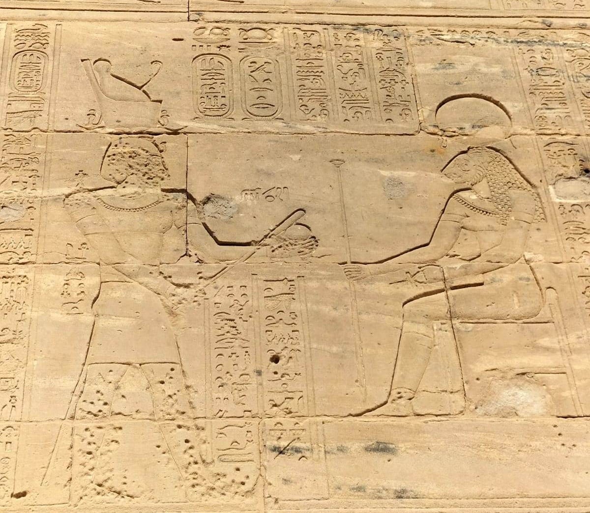 نقوش توضح المعبودة سخمت على جدران المعابد نقوش توضح المعبودة سخمت على جدران المعابد
