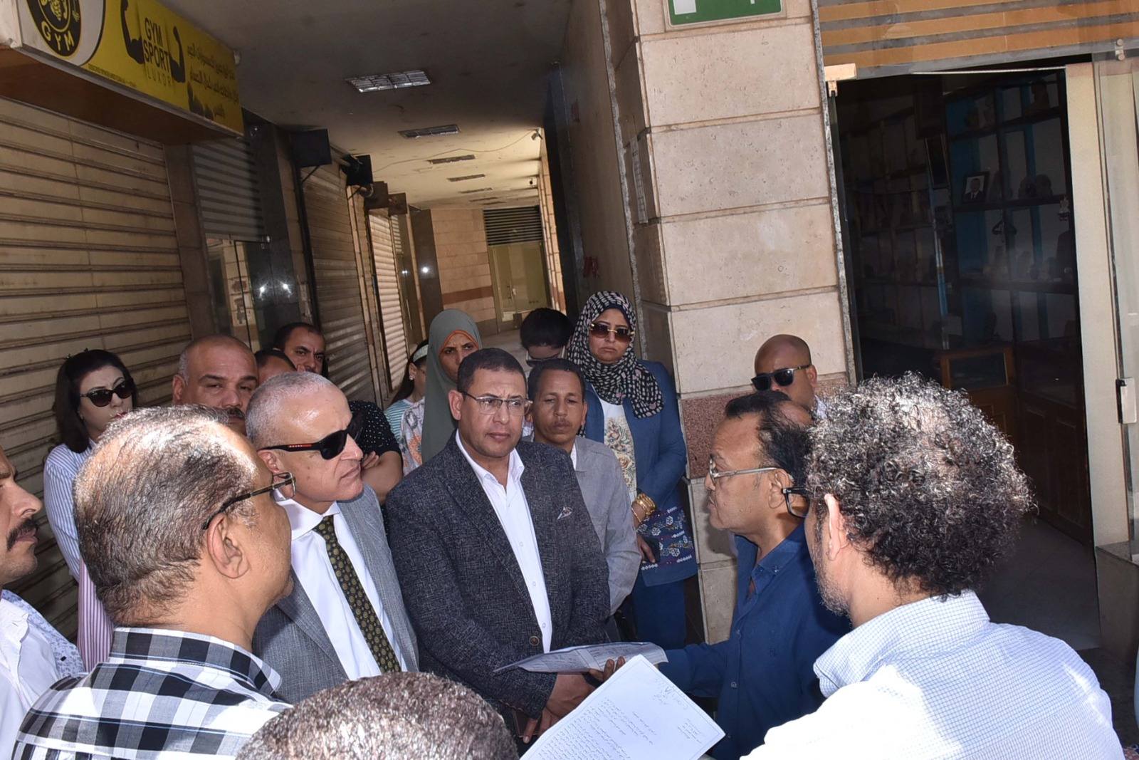 المحافظ خلال جولته بسوق مرحباً لبحث شكاوى أصحاب البازارات المحافظ خلال جولته بسوق مرحباً لبحث شكاوى أصحاب البازارات