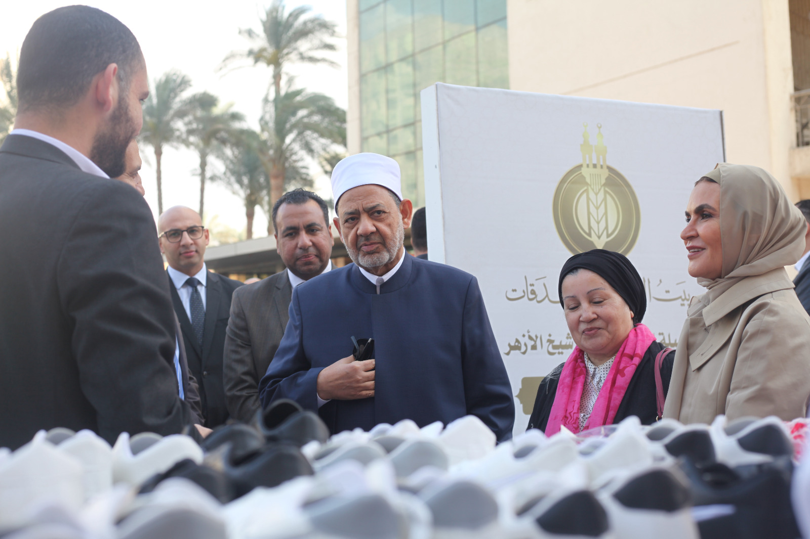 شيخ الازهر يتفقد محتويات الهدايا التي سيتم توزيعها على الأطفال شيخ الازهر يتفقد محتويات الهدايا التي سيتم توزيعها على الأطفال