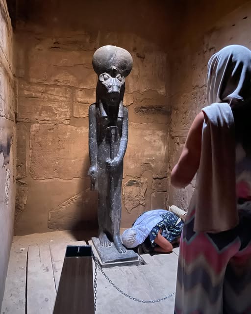 زيارات السياح لتمثال المعبودة سخمت في معابد الكرنك زيارات السياح لتمثال المعبودة سخمت في معابد الكرنك