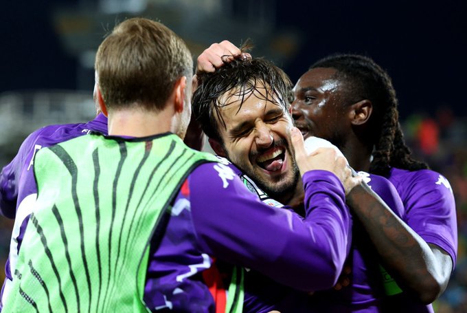 فرحة لاعبى فيورنتينا فرحة لاعبى فيورنتينا