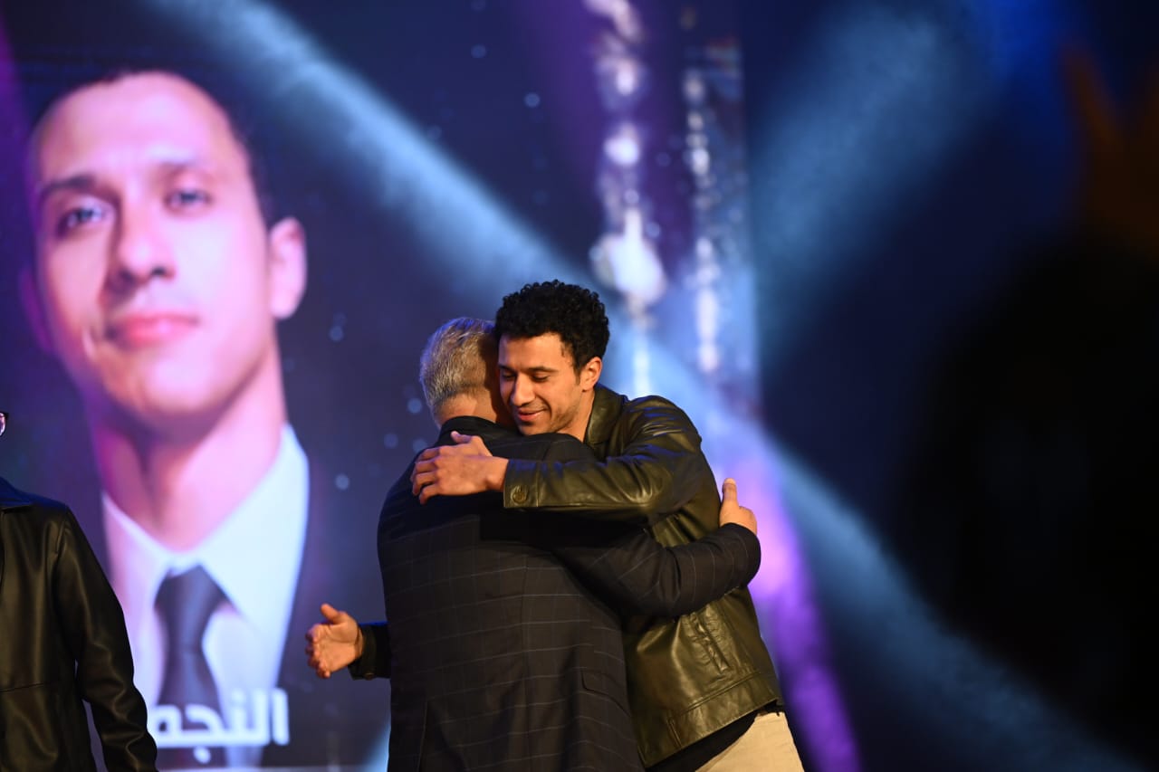 عصام عمر يحتضن دكتور اشرف زكي