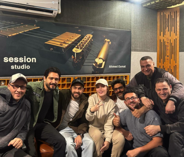 نيكول سابا مع فريق عمل أغنية دوشة