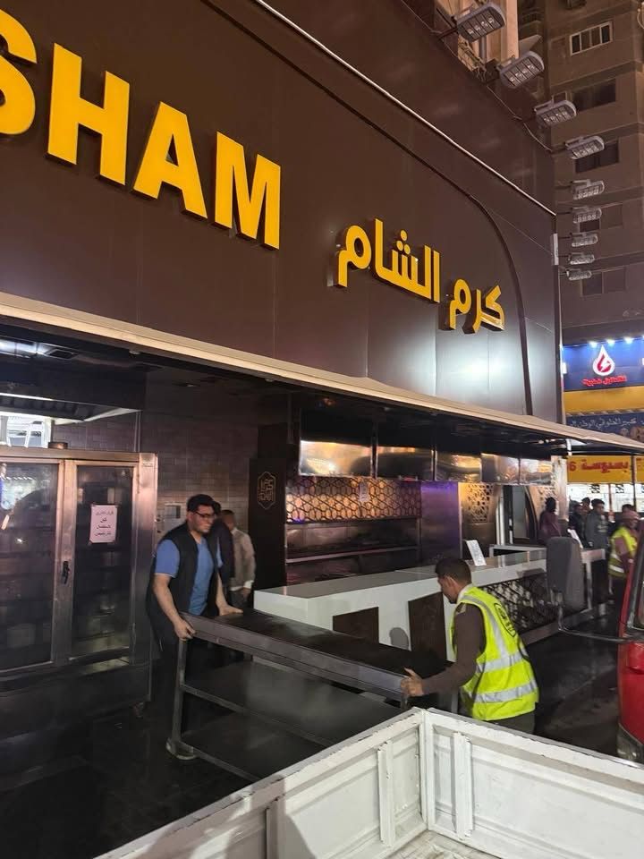 تشميع عددًا من المطاعم والمحال المخالفة فى شارع فيصل تشميع عددًا من المطاعم والمحال المخالفة فى شارع فيصل