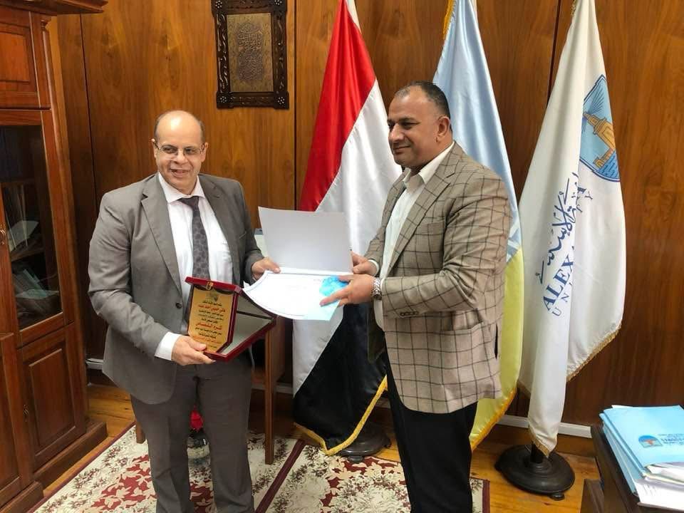 الأستاذ أكرم القصاص