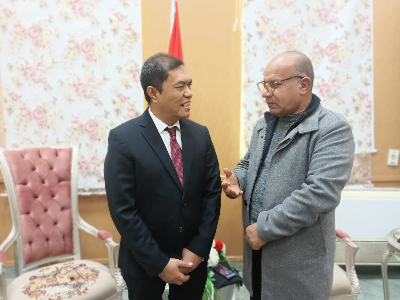 الزميل صبرى غانم يتحدث مع نائب السفير الإندونيسي الزميل صبرى غانم يتحدث مع نائب السفير الإندونيسي
