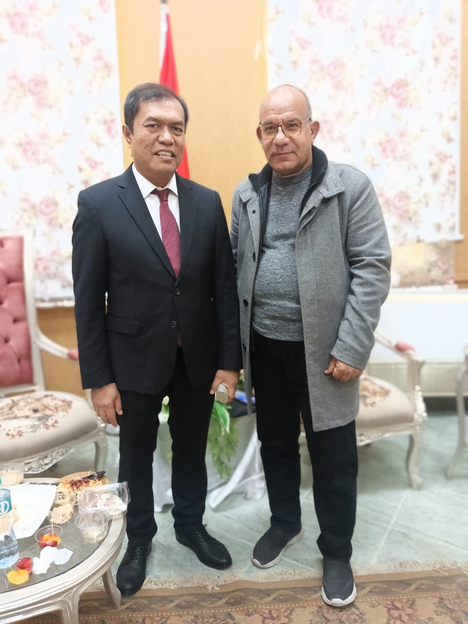الزميل صبرى غانم مع نائب السفير الإندونيسي الزميل صبرى غانم مع نائب السفير الإندونيسي