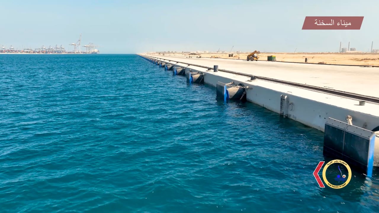 وزارة النقل تطور ميناء السخنة (11)
