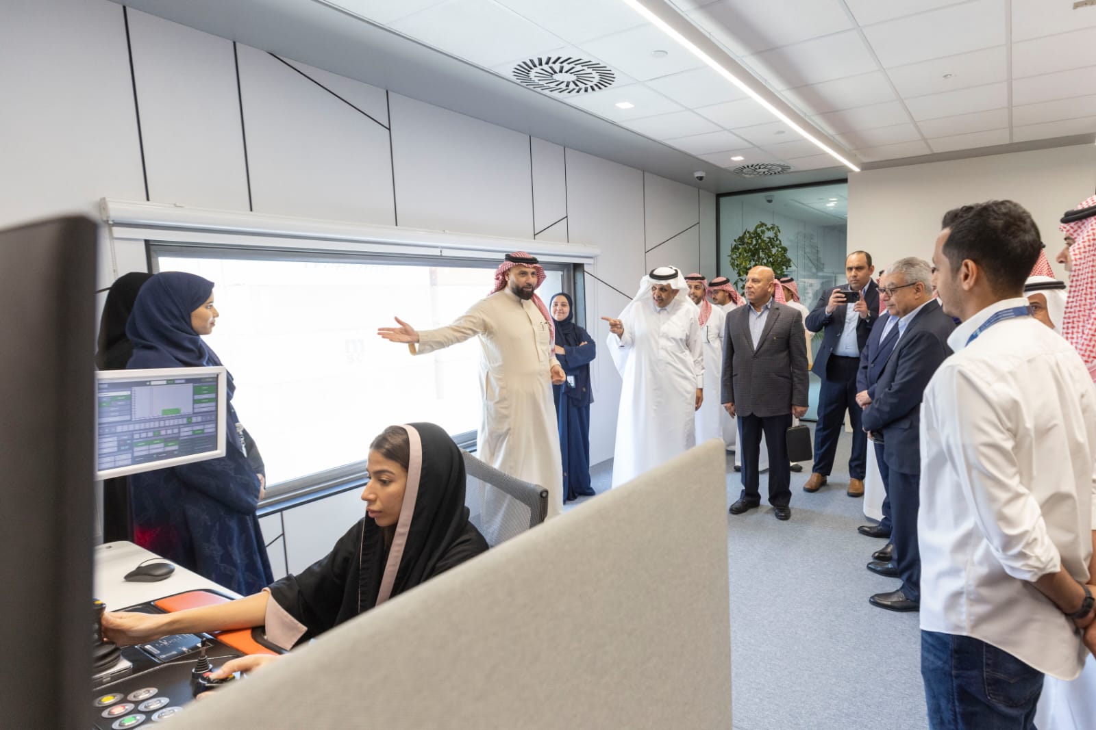 كامل الوزير خلال جولة لميناء جدة الإسلامى (6)