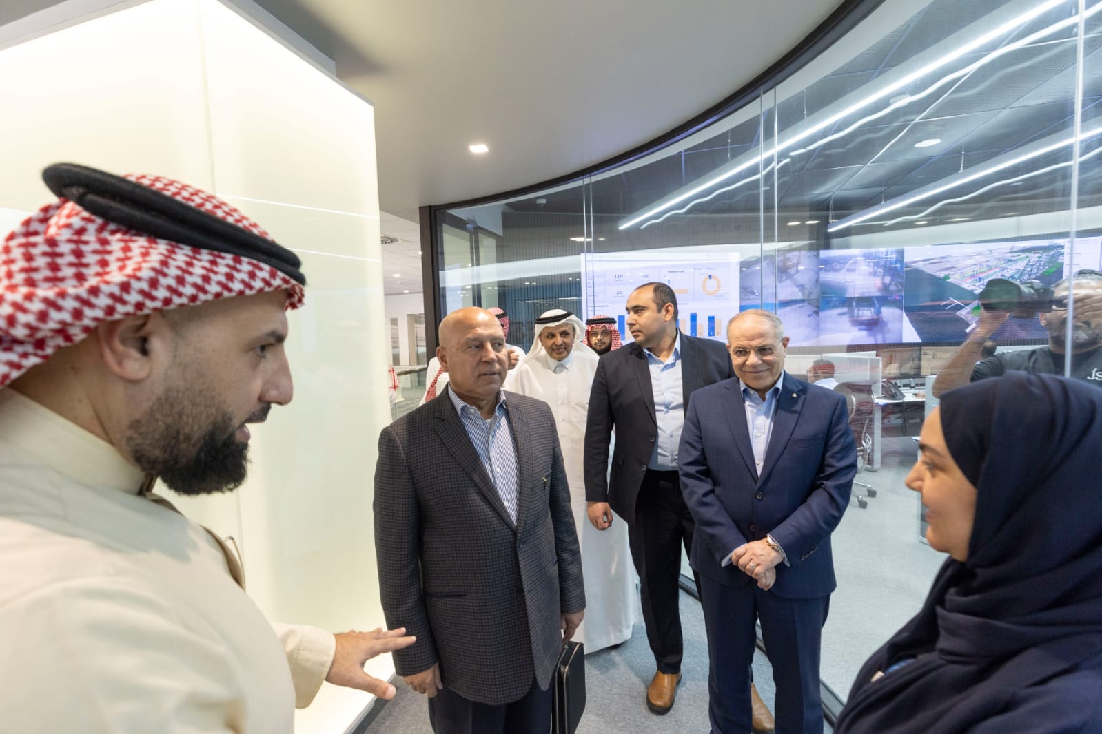 كامل الوزير خلال جولة لميناء جدة الإسلامى (4)