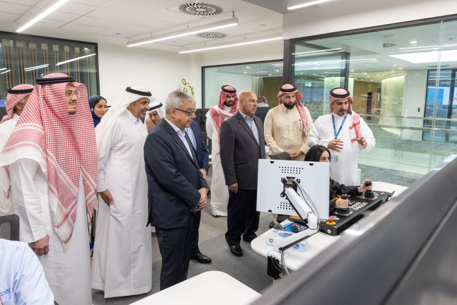 كامل الوزير خلال جولة لميناء جدة الإسلامى (5)