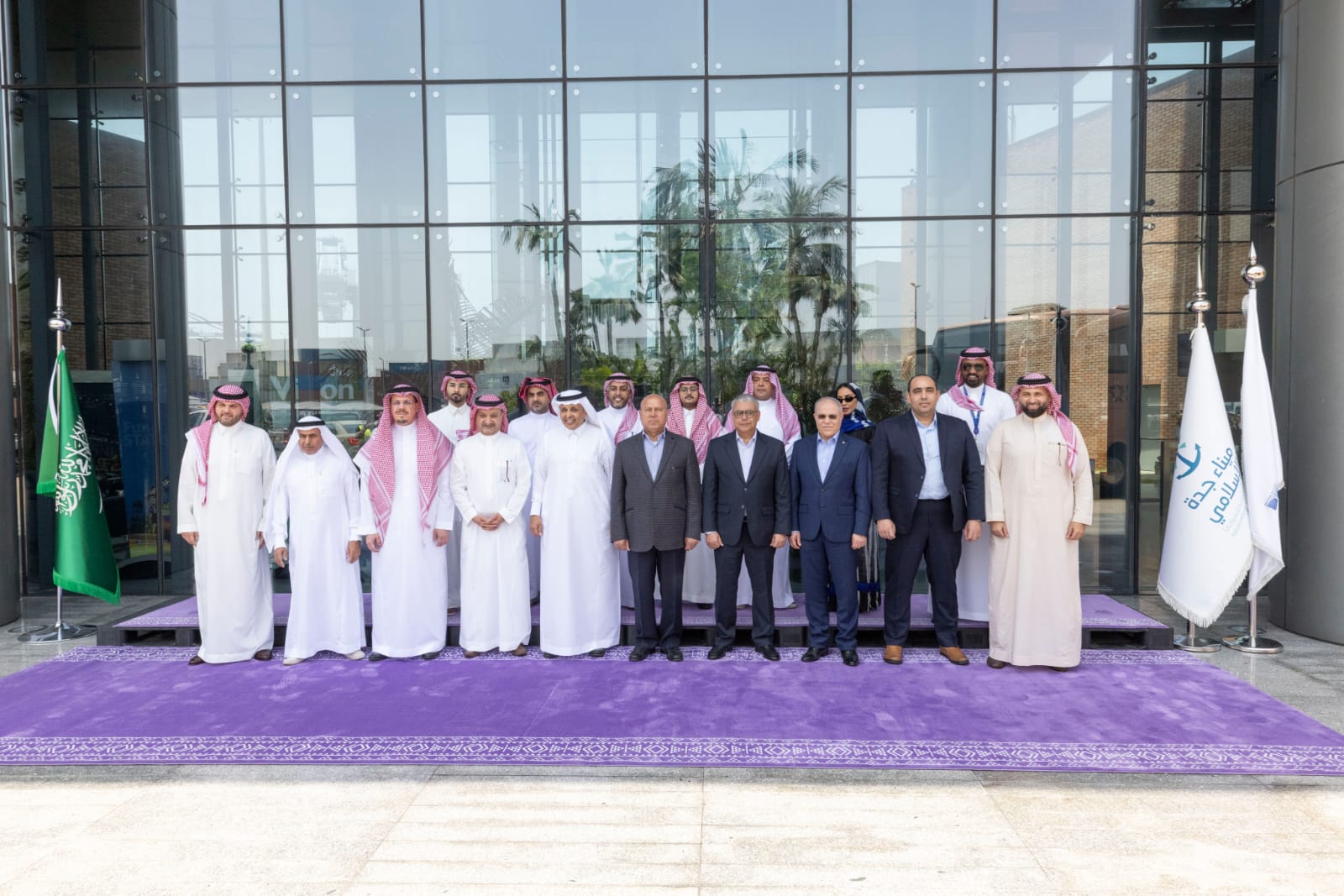 كامل الوزير خلال جولة لميناء جدة الإسلامى (3)