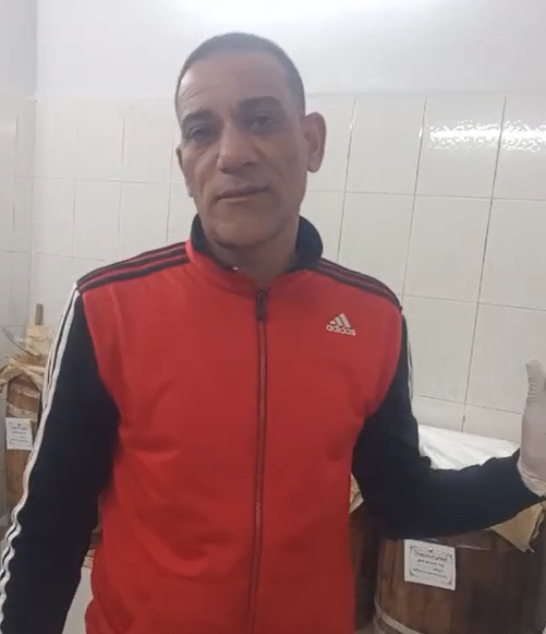 السيد عبد العاطي متميز في ناعة الفسيخ السيد عبد العاطي متميز في ناعة الفسيخ