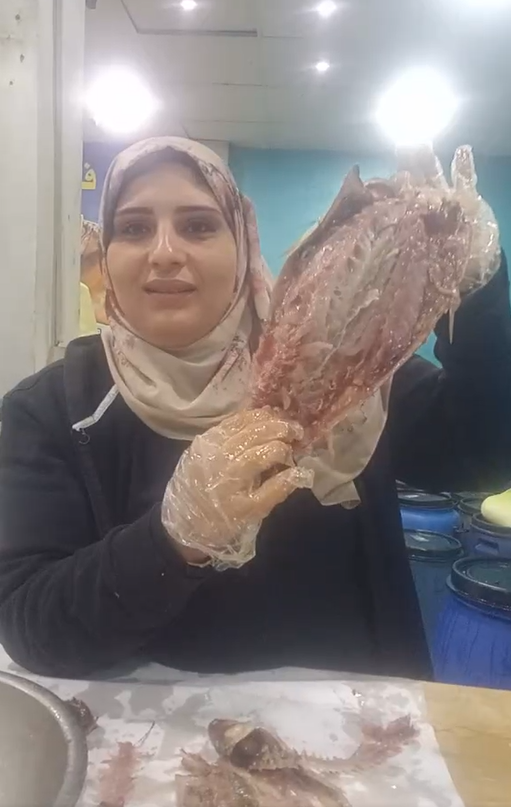 سلوى يوسف صاحبة خبرة في صناعة الفسيخ بمدينة بيلا بكفر الشيخ سلوى يوسف صاحبة خبرة في صناعة الفسيخ بمدينة بيلا بكفر الشيخ