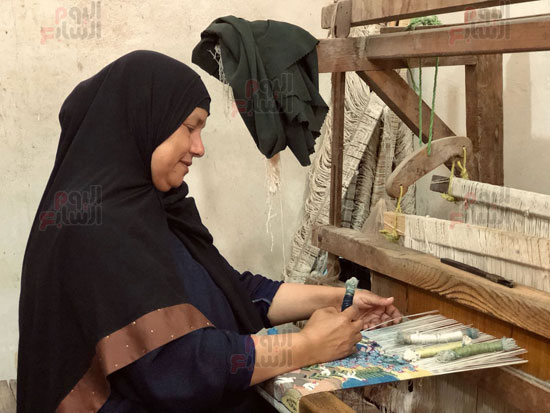 حلاوة-محمد-أثناء-العمل-على-النول-بخيوط-من-خيالها حلاوة-محمد-أثناء-العمل-على-النول-بخيوط-من-خيالها