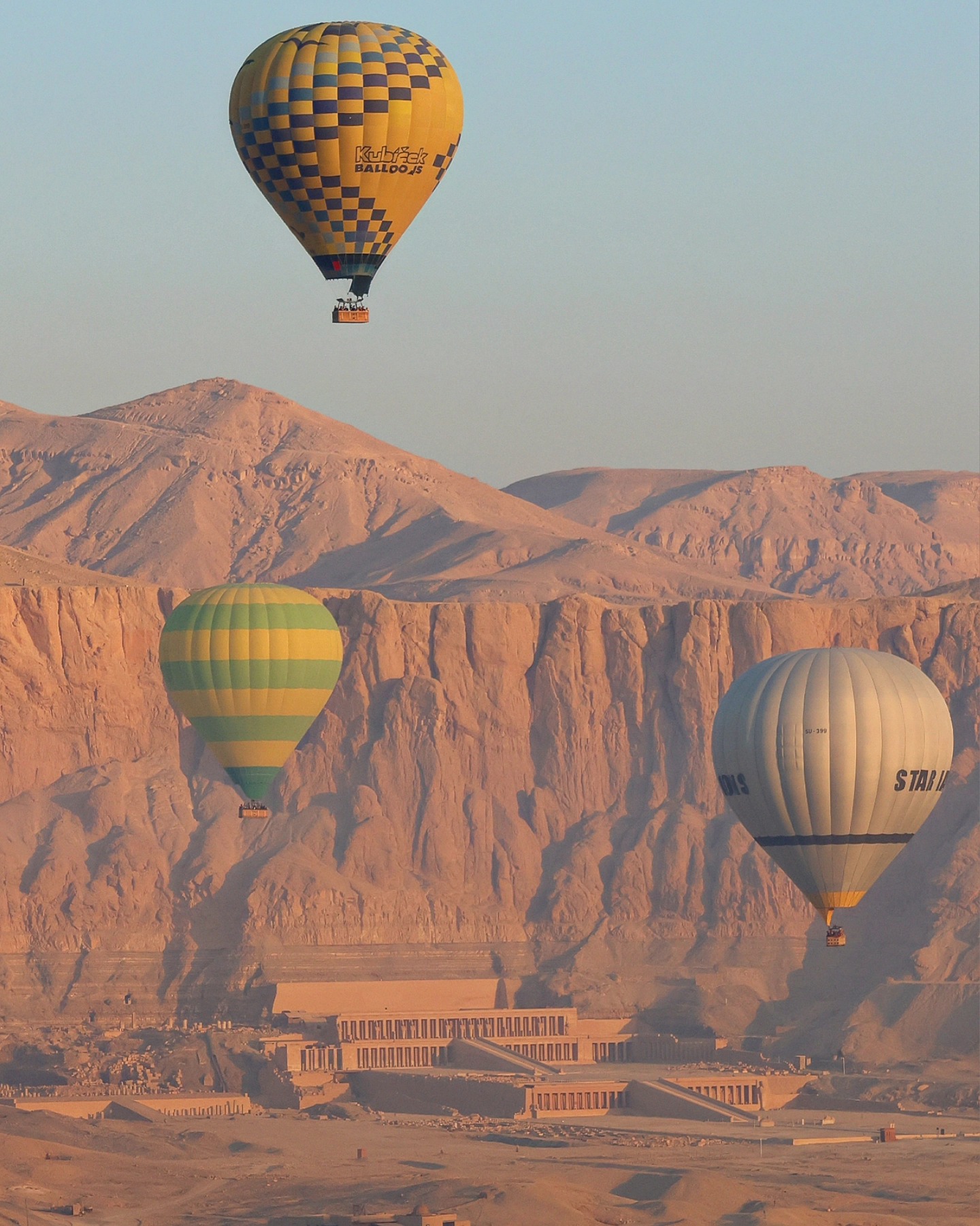 تحليق 70 رحلة بالون طائر على متنها 1800 سائح تحليق 70 رحلة بالون طائر على متنها 1800 سائح