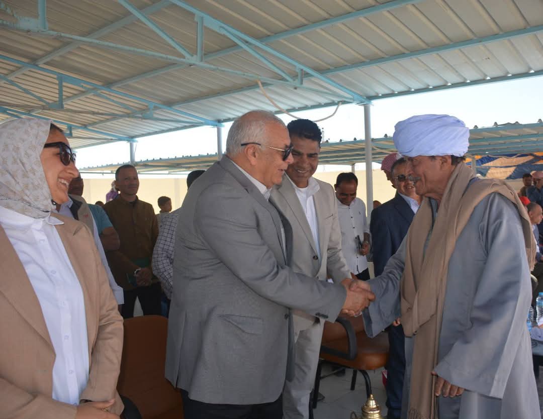 المحافظ يسلم الفائزين الجوائز المحافظ يسلم الفائزين الجوائز