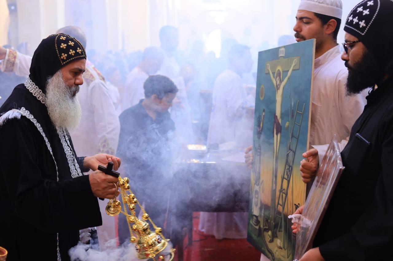 أقباط الأقصر يؤدون قداس الجمعة العظيمة بدير القديس الأنبا متاؤس الفاخوري