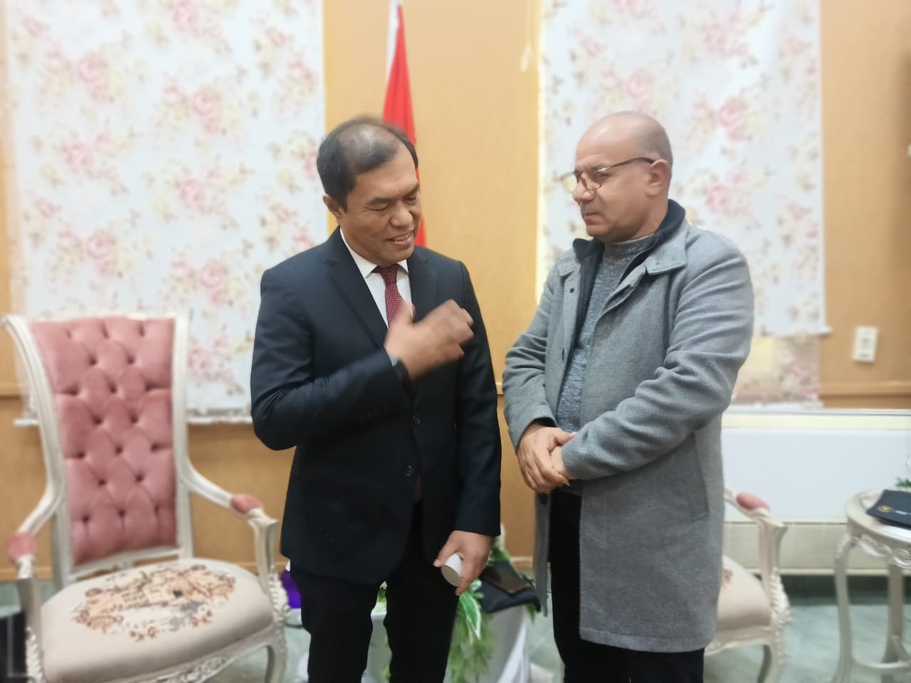نائب السفير الإندونيسي يتحدث للزميل صبرى غانم نائب السفير الإندونيسي يتحدث للزميل صبرى غانم