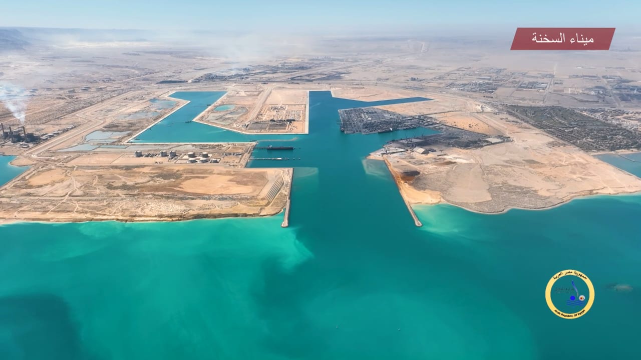 وزارة النقل تطور ميناء السخنة (3)