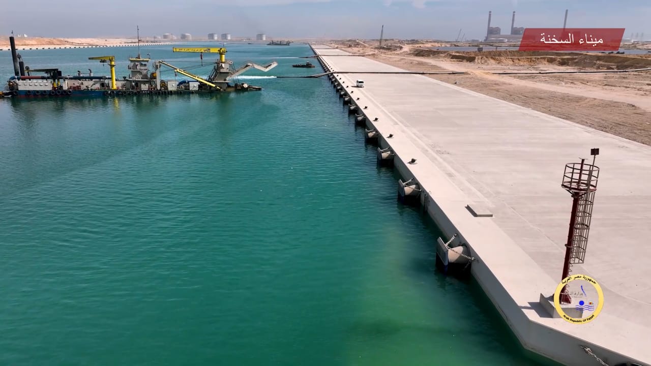 وزارة النقل تطور ميناء السخنة (4)