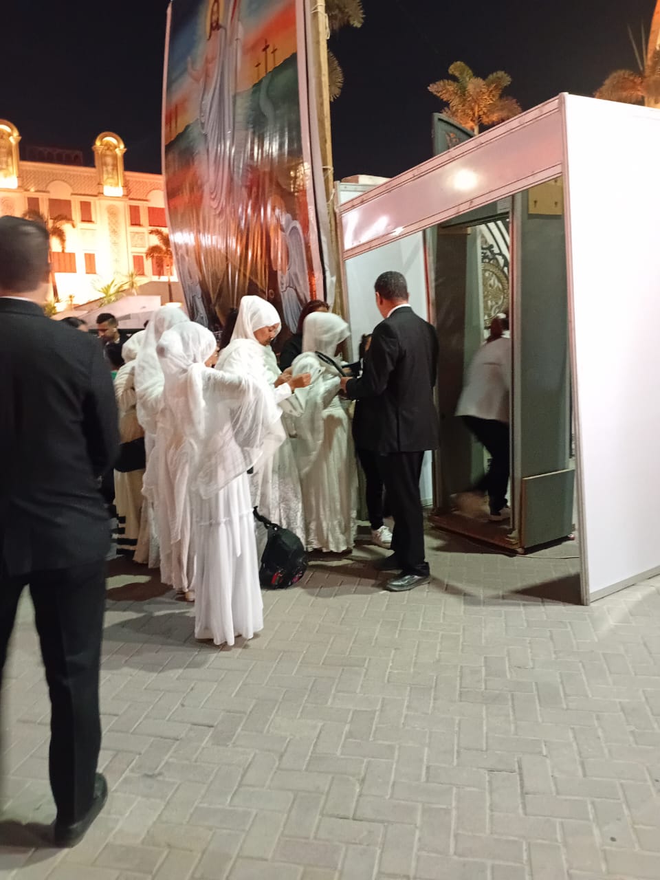 بدء التوافد للاحتفال بعيد القيامة (2)