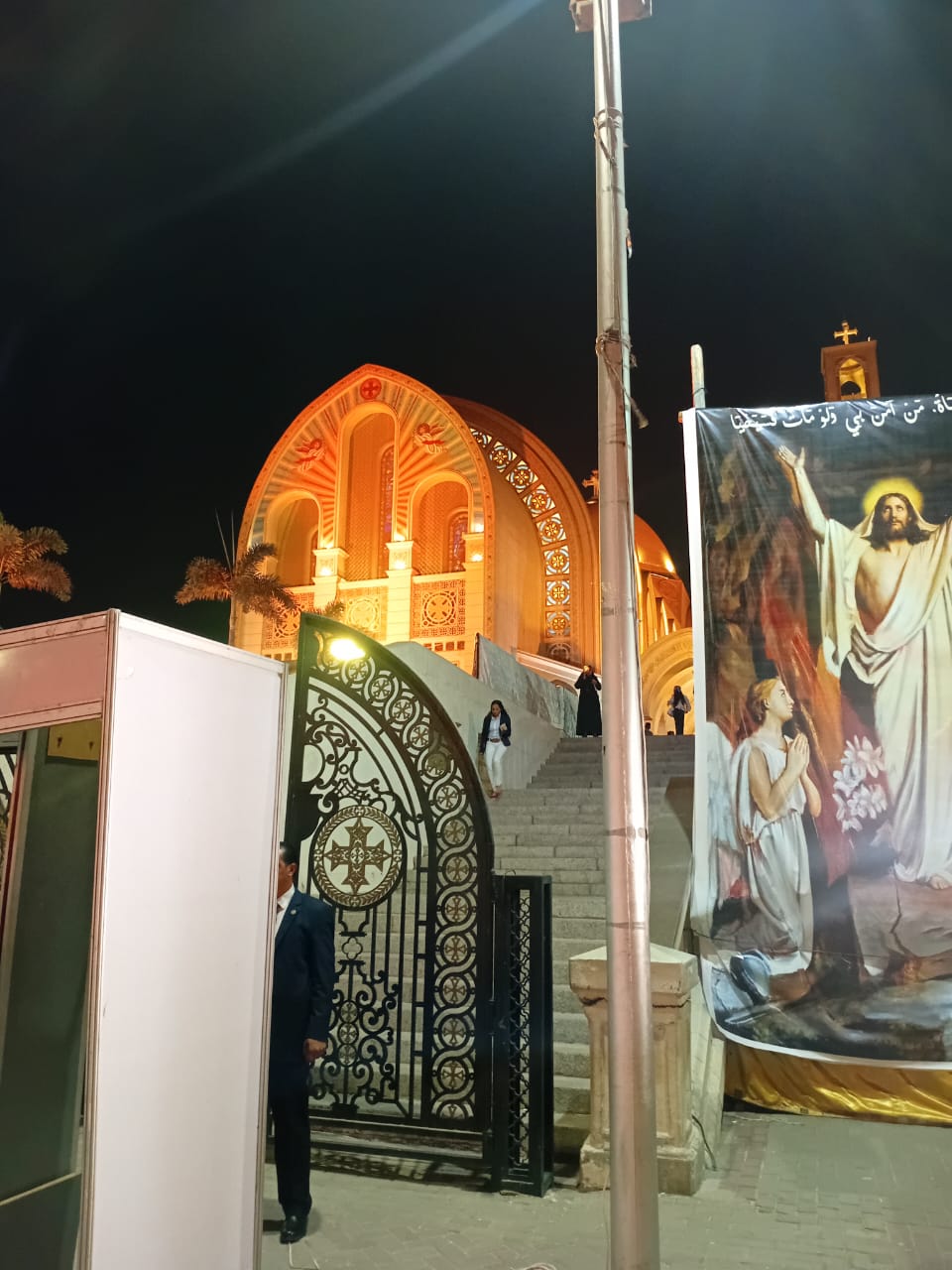 بدء التوافد للاحتفال بعيد القيامة (1)