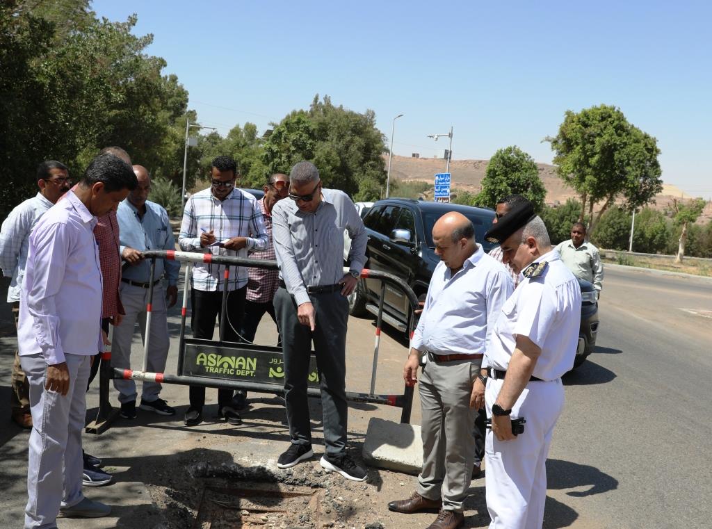 محافظ أسوان خلال الجولة محافظ أسوان خلال الجولة
