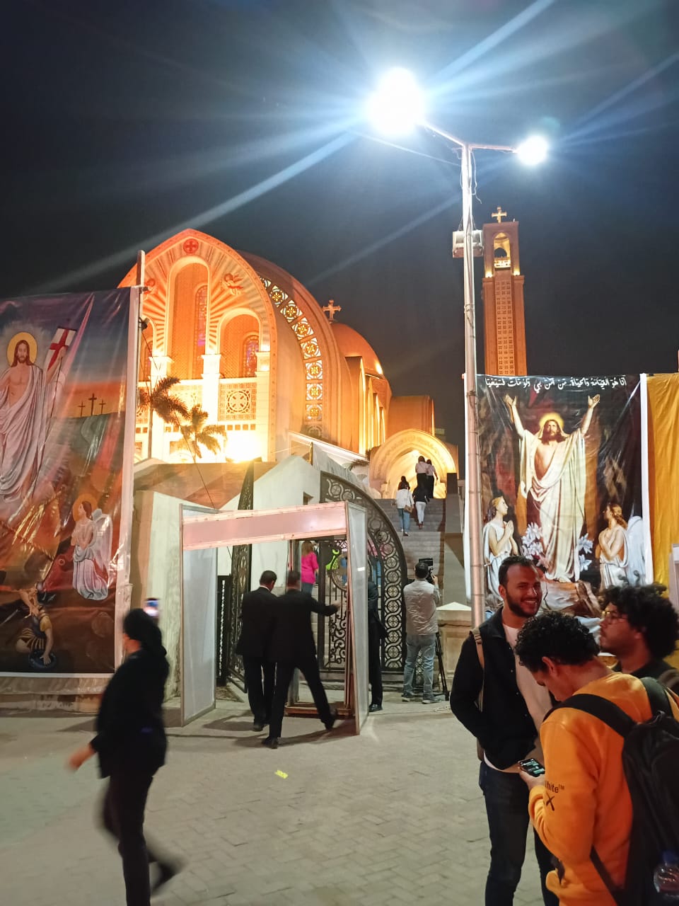 بدء التوافد للاحتفال بعيد القيامة (3)