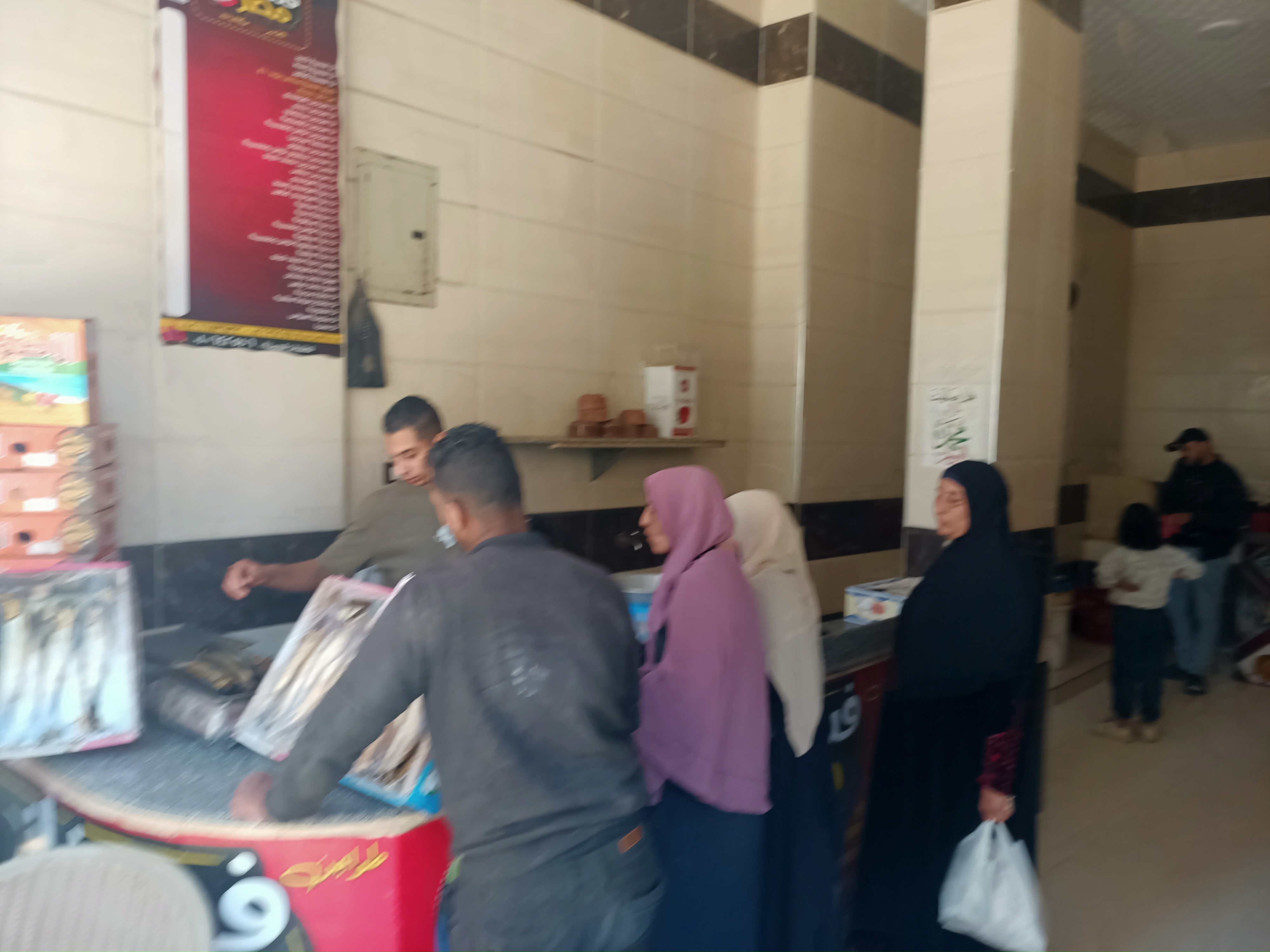 اقبال المواطنين على شراء الاسماك المملحة اقبال المواطنين على شراء الاسماك المملحة