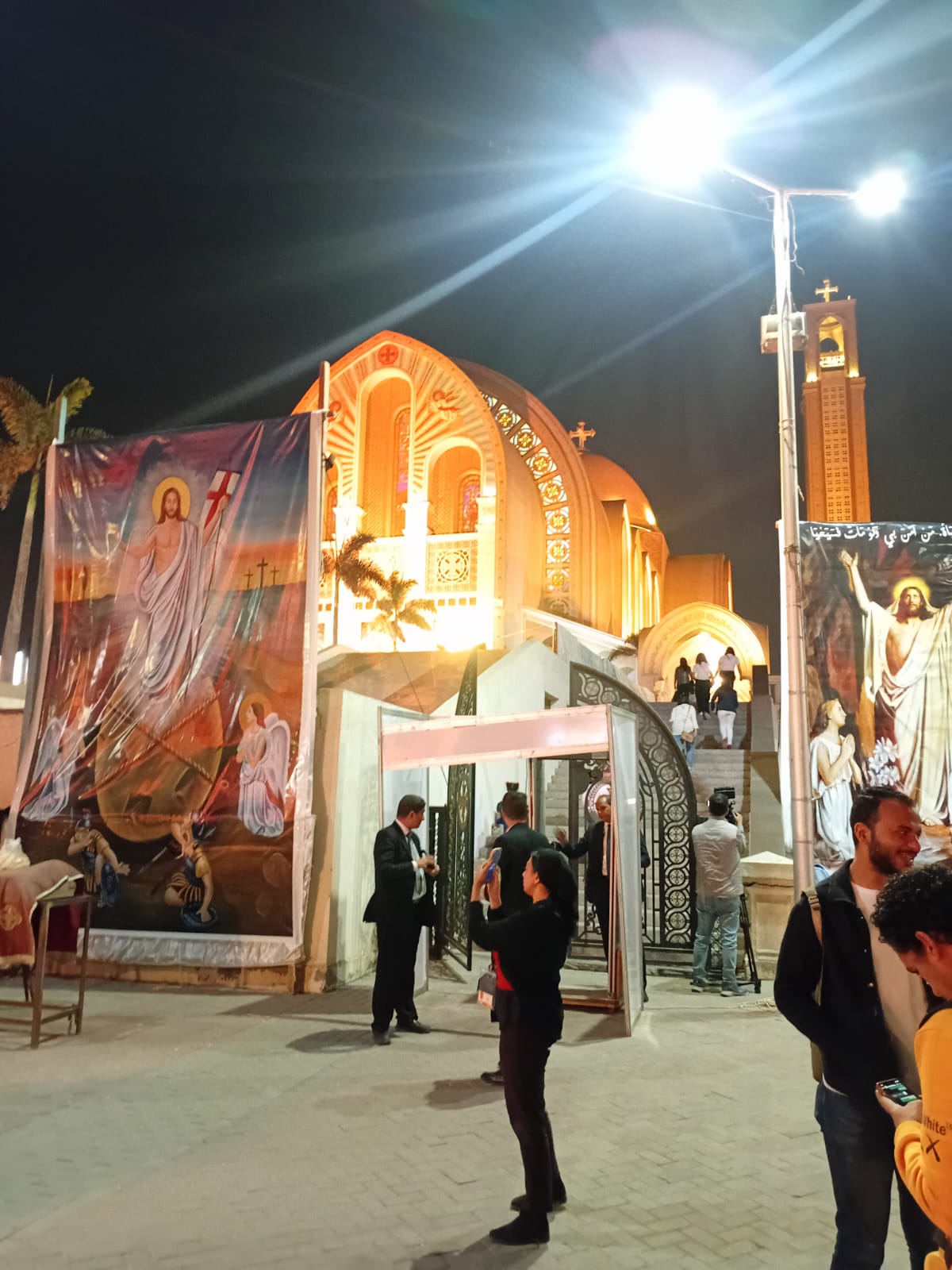 بدء التوافد للاحتفال بعيد القيامة (4)