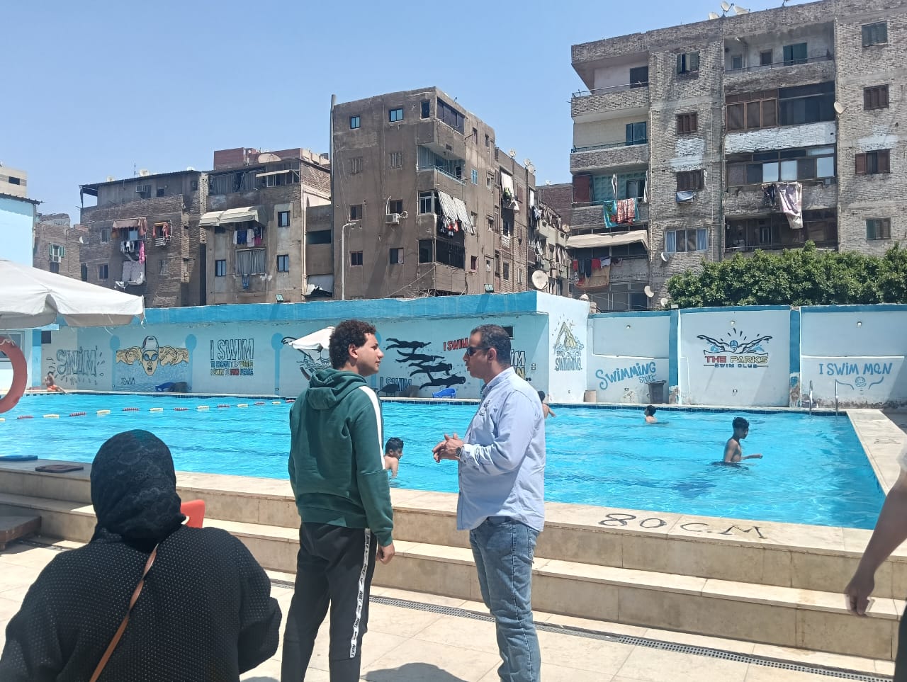 متابعة العمل بحمامات السباحة متابعة العمل بحمامات السباحة