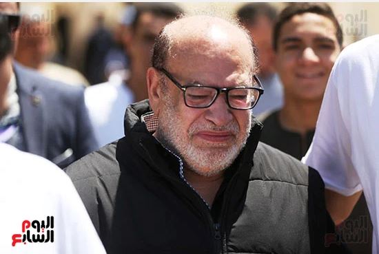 انهيار صلاح عبد الله في جنازة سليمان عيد