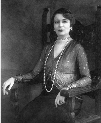 الملكة نازلى ترتدى التلى