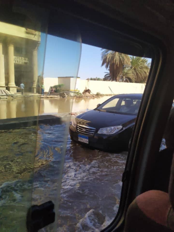 تدفق المياه على الطريق