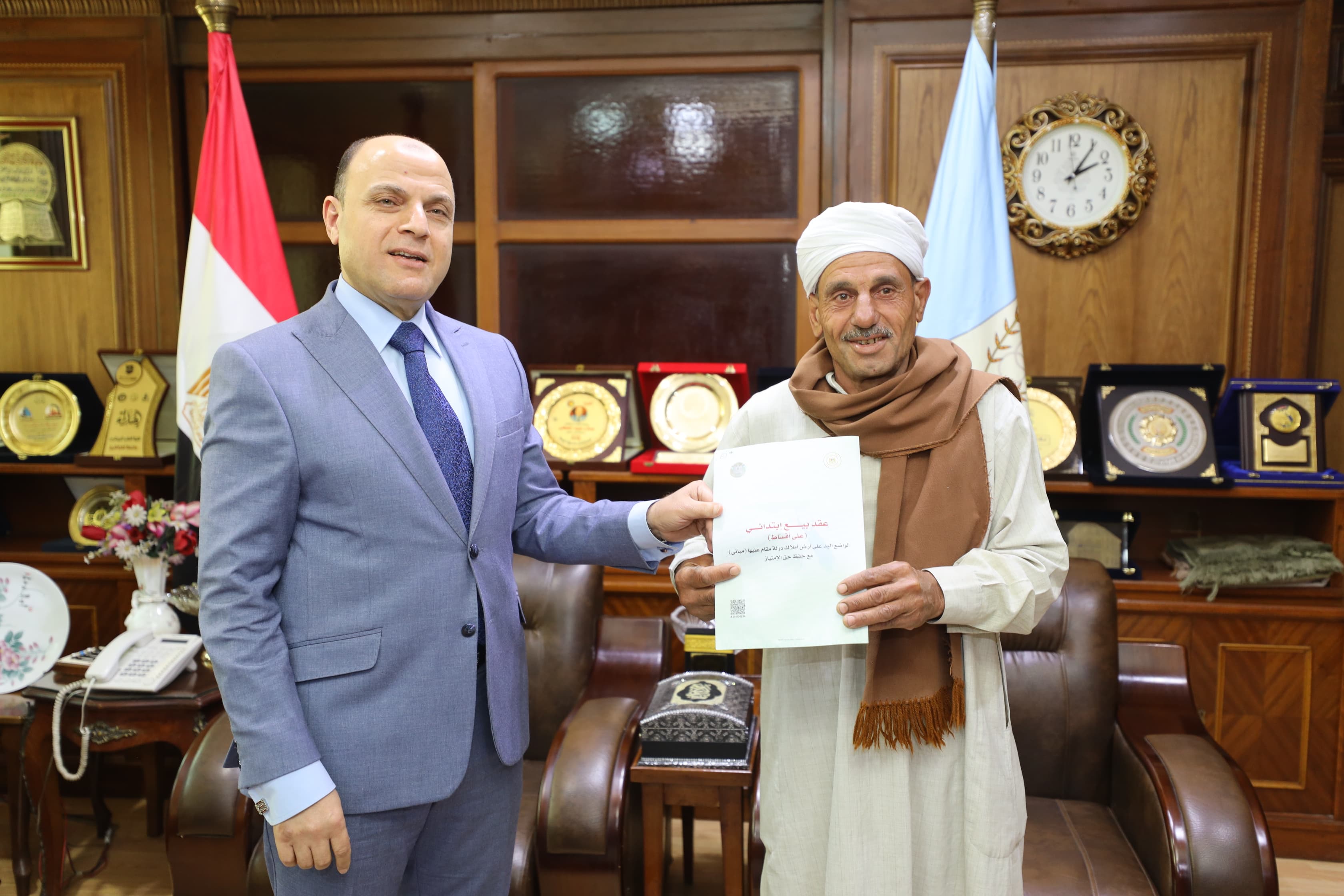 مواطن يتسلم عقد تقنين من محافظ كفر الشيخ مواطن يتسلم عقد تقنين من محافظ كفر الشيخ