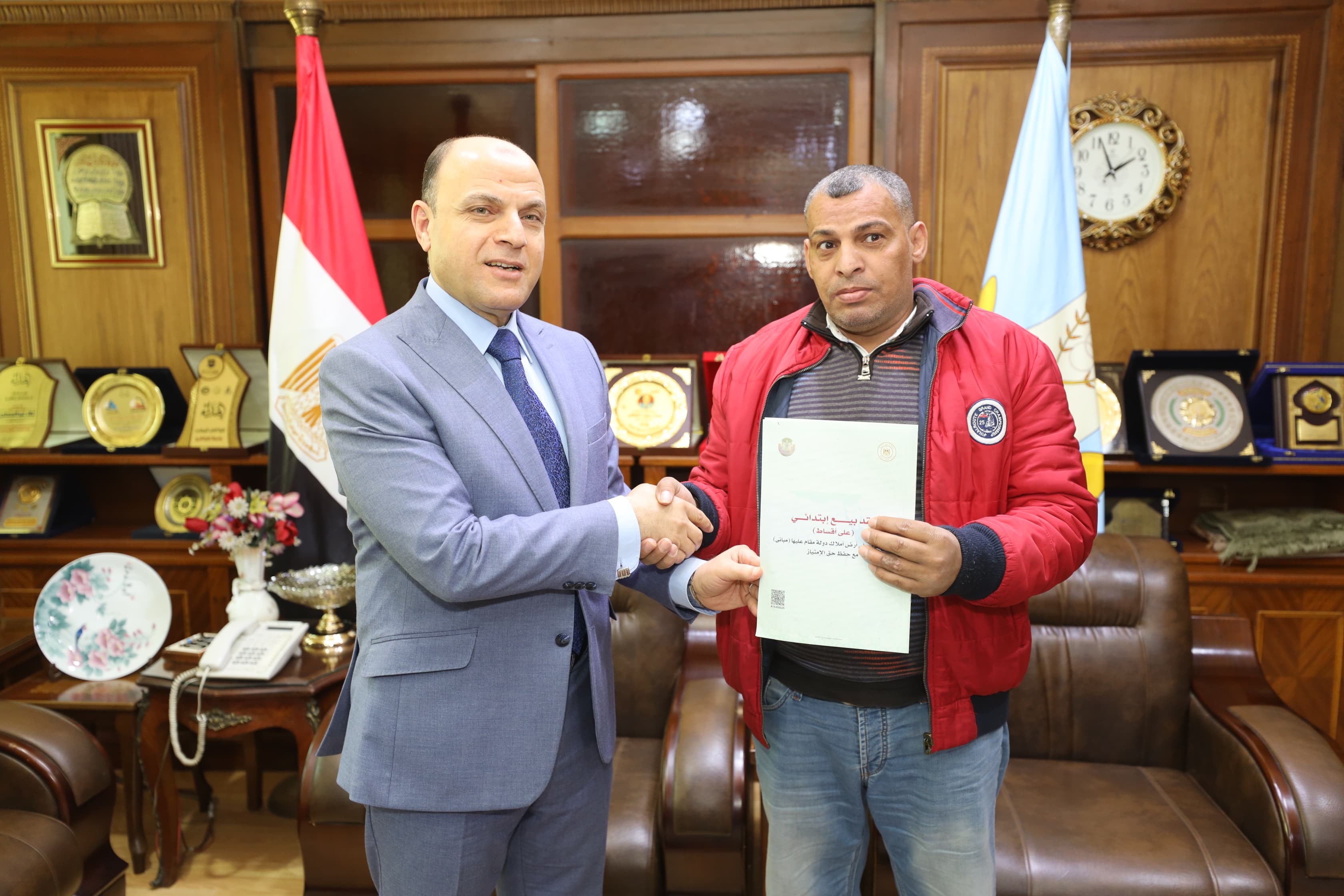 تسليم عقد تقنين لمواطن بكفر الشيخ تسليم عقد تقنين لمواطن بكفر الشيخ