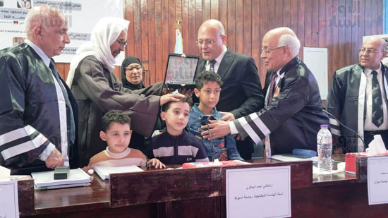 رئيس-جامعة-سوهاج-يكرم-أسرة-الباحث-الراحل رئيس-جامعة-سوهاج-يكرم-أسرة-الباحث-الراحل