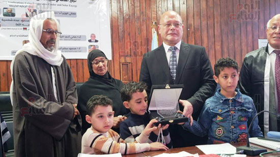 رئيس-جامعة-سوهاج-مع-أبناء-الباحث-الراحل رئيس-جامعة-سوهاج-مع-أبناء-الباحث-الراحل