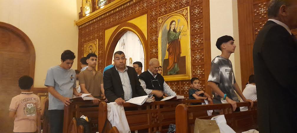 الاخوه الأقباط أثناء صلاة عيد القيامة المجيد الاخوه الأقباط أثناء صلاة عيد القيامة المجيد